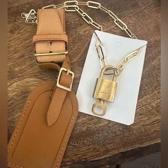 💯Authentic LouisVuitton poignet  set with lock and key necklace. - Picture 2 of 4